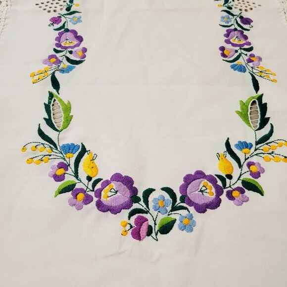 Vtg Table Runner 35" Linen Multi Color Floral Embroidery Crocheted Edge READ - Picture 1 of 6